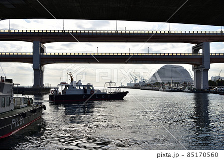都市風景　神戸港のパイロットボート 85170560