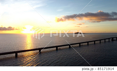 宮古島池間島の池間大橋の夜明けの空撮 85171914