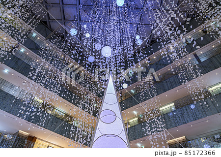 【東京都】KITTE屋内の和モダンなクリスマスツリー 【東京都】KITTE屋内の和モダンなクリスマスツリー 85172366