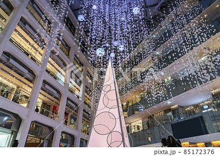 【東京都】KITTE屋内の和モダンなクリスマスツリー 85172376