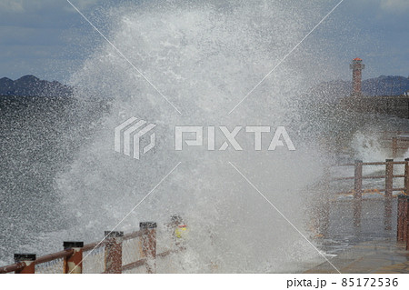 強風波浪、瀬戸内海に荒波が発生上がる大きな波しぶき、かすむ赤灯台 85172536