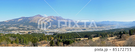 南阿蘇の盆地と阿蘇山 85172755