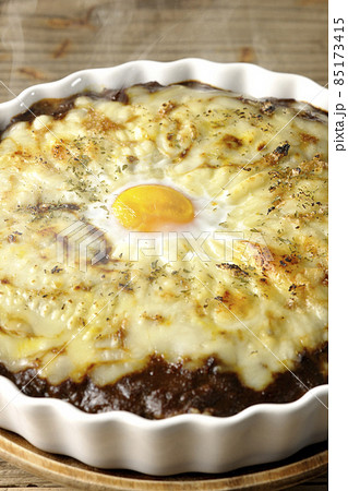 たっぷりのとろけるチーズと卵が乗った出来立て熱々焼きカレー たっぷりのとろけるチーズと卵が乗った出来立て熱々焼きカレー 85173415