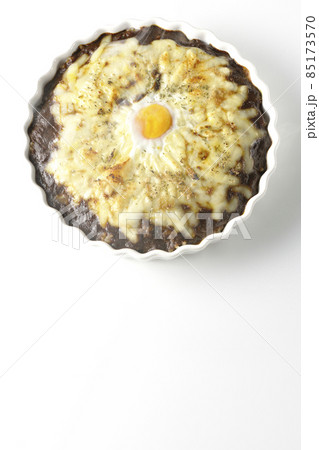 たっぷりのとろけるチーズと卵が乗った出来立て熱々焼きカレーを白背景で俯瞰撮影 たっぷりのとろけるチーズと卵が乗った出来立て熱々焼きカレーを白背景で俯瞰撮影 85173570