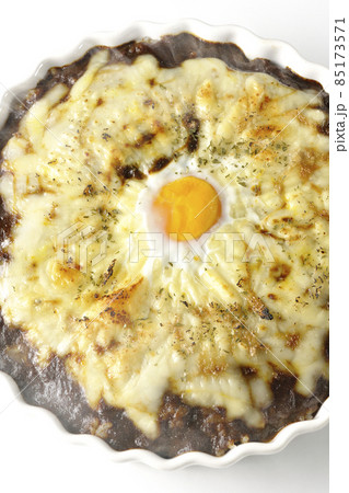 たっぷりのとろけるチーズと卵が乗った出来立て熱々焼きカレーを白背景で俯瞰撮影 たっぷりのとろけるチーズと卵が乗った出来立て熱々焼きカレーを白背景で俯瞰撮影 85173571