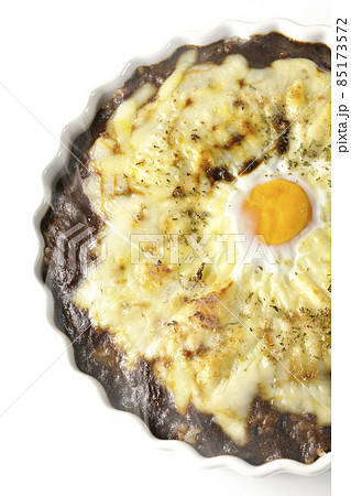 たっぷりのとろけるチーズと卵が乗った出来立て熱々焼きカレーを白背景で俯瞰撮影 たっぷりのとろけるチーズと卵が乗った出来立て熱々焼きカレーを白背景で俯瞰撮影 85173572