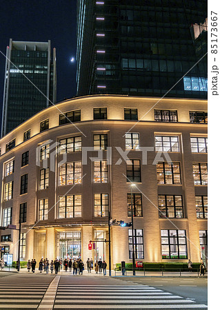 【東京都】夜の丸の内にライトアップされたKITTE 【東京都】夜の丸の内にライトアップされたKITTE 85173667