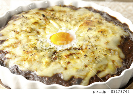 たっぷりのとろけるチーズと卵が乗った熱々焼きカレー 85173742