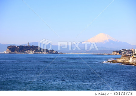 相模湾の稲村ケ崎公園から見た江の島と富士山の日本を代表する絶景スポット 85173778