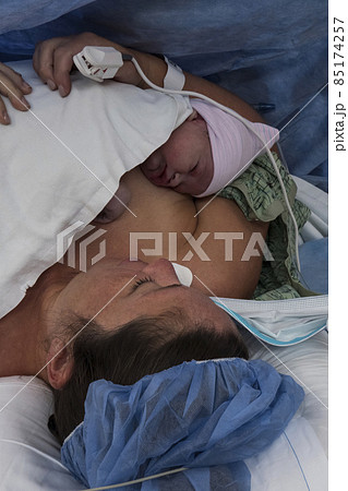 Mother lying in hospital with newborn baby girl (0-1 months) Mother lying in hospital with newborn baby girl (0-1 months) 85174257
