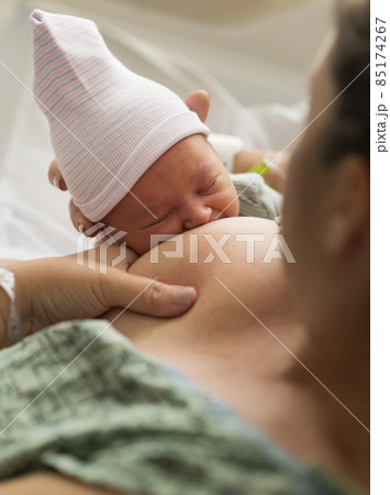 Mother breastfeeding newborn baby girl (0-1 months) 85174267