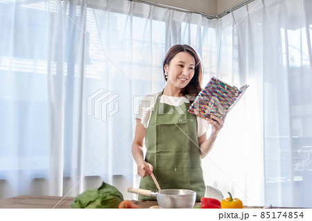 料理をする女性 料理をする女性 85174854
