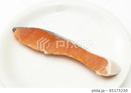 鮭の切り身 白バック 鮭の切り身 白バック 85175230