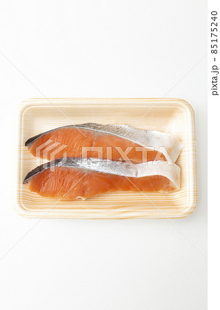 トレーに入った鮭の切り身　白バック 85175240