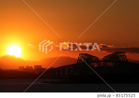 風景　東京ゲートブリッジ、十二月半ばの日没。舞浜から見ると太陽は箱根の方向に沈みます① 85175525