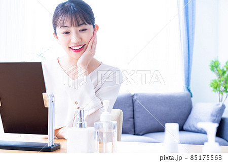 外出前に鏡でメイクを確認する女性 外出前に鏡でメイクを確認する女性 85175563