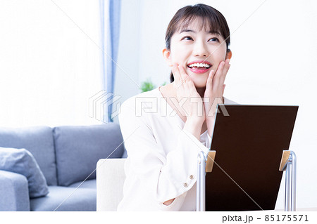 外出前に鏡でメイクを確認する女性 外出前に鏡でメイクを確認する女性 85175571
