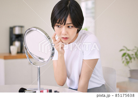 肌荒れを気にする若い女性 肌荒れを気にする若い女性 85175638