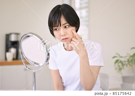 肌荒れを気にする若い女性 85175642