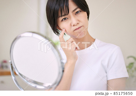 肌荒れを気にする若い女性 肌荒れを気にする若い女性 85175650