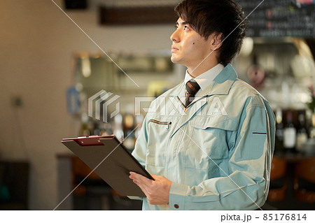 飲食店の設備点検をするアジア人の男性 85176814