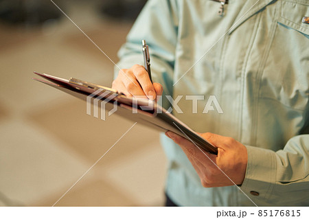 飲食店の設備点検をするアジア人の男性 飲食店の設備点検をするアジア人の男性 85176815