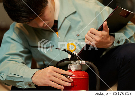 飲食店の設備点検をするアジア人の男性 85176818