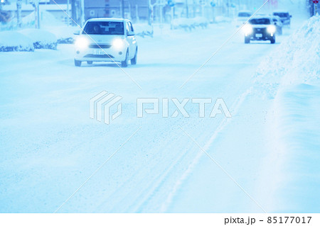 新雪が降った朝の雪けむり立つ雪道 85177017