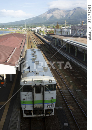【縦構図】JR北海道 キハ40形気動車北海道駒ヶ岳を入れて 森駅構内にて 【縦構図】JR北海道 キハ40形気動車北海道駒ヶ岳を入れて 森駅構内にて 85178291