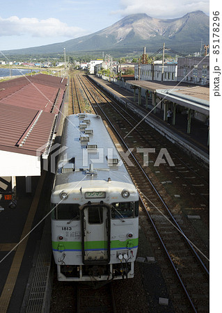 【縦構図】JR北海道 キハ40形気動車北海道駒ヶ岳を入れて 森駅構内にて 【縦構図】JR北海道 キハ40形気動車北海道駒ヶ岳を入れて 森駅構内にて 85178296