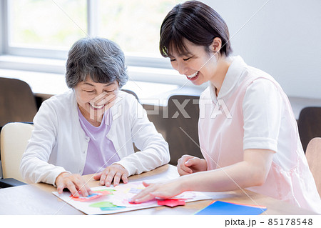 介護イメージ 折り紙を折るシニア女性と介護士 撮影協力:中央工学校附属日本語学校 介護イメージ 折り紙を折るシニア女性と介護士 撮影協力:中央工学校附属日本語学校 85178548