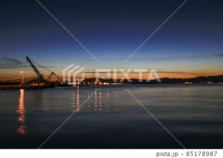 日没直後の函館湾、沖の作業船を入れて　函館中央埠頭にて 85178987