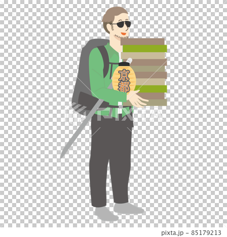 京都でお土産をたくさん購入するバックパッカーの外国人男性 85179213