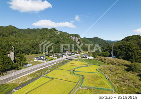 秋の長野県佐久市の内山峡を上空から撮影 85180918