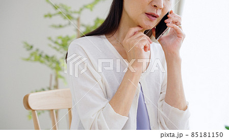 スマホで電話するシニア女性 スマホで電話するシニア女性 85181150
