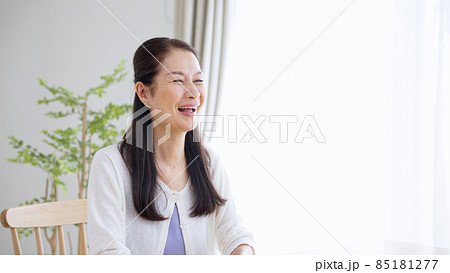 笑顔のシニア女性 85181277