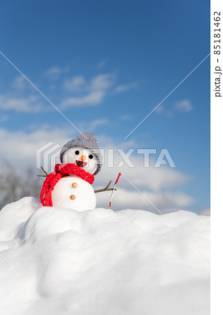 グレー帽子と赤いマフラーの雪だるま グレー帽子と赤いマフラーの雪だるま 85181462