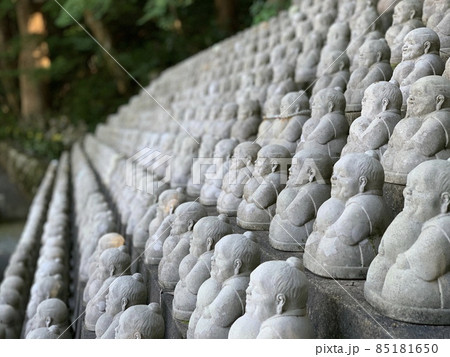 綺麗に並ぶ地蔵 綺麗に並ぶ地蔵 85181650