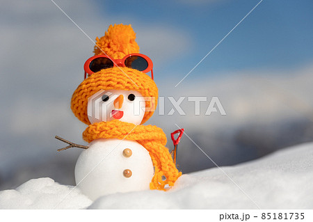 オレンジ衣装の雪だるま 85181735