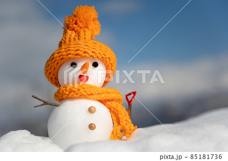 オレンジ衣装の雪だるま 85181736