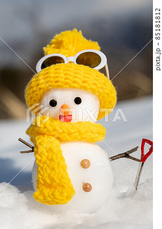 黄色い衣装の雪だるま 黄色い衣装の雪だるま 85181812
