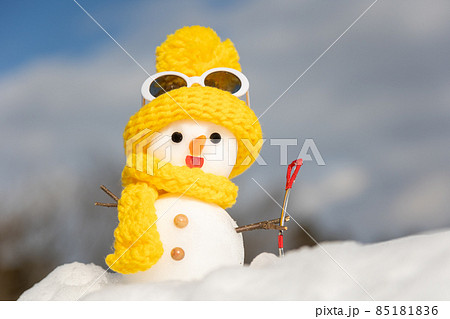 黄色い衣装の雪だるま 85181836