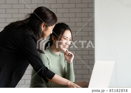 上司の指示で楽しそうに仕事をする夢の様な職場にいる女性　コピースペースあり	 85182858