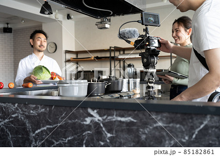 動画撮影をするシェフの料理系Youtuberの広角 コピースペースあり	 85182861