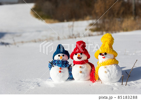 3体の雪だるまの写真素材 [85183288] - PIXTA