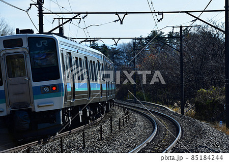 北杜市小淵沢町、中央本線を行く列車・上り普通電車 85184244