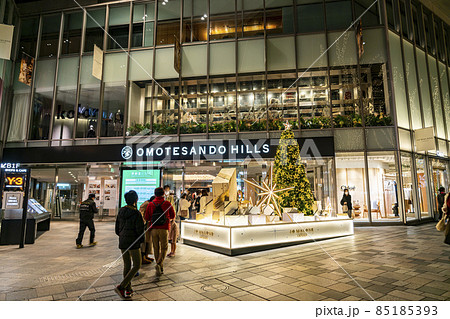 【東京都】表参道ヒルズの煌びやかなクリスマスツリー 【東京都】表参道ヒルズの煌びやかなクリスマスツリー 85185393