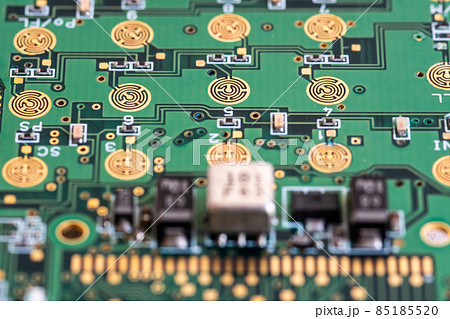 分解した古いハンディ無線機の操作パネル部電子回路 85185520