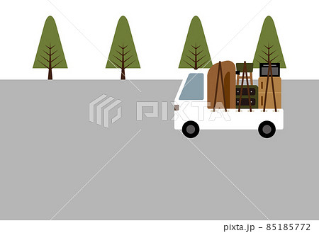 荷物を積んで道路を走る軽トラックのイラストのイラスト素材
