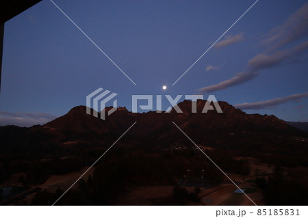 夜明け前の妙義山 85185831
